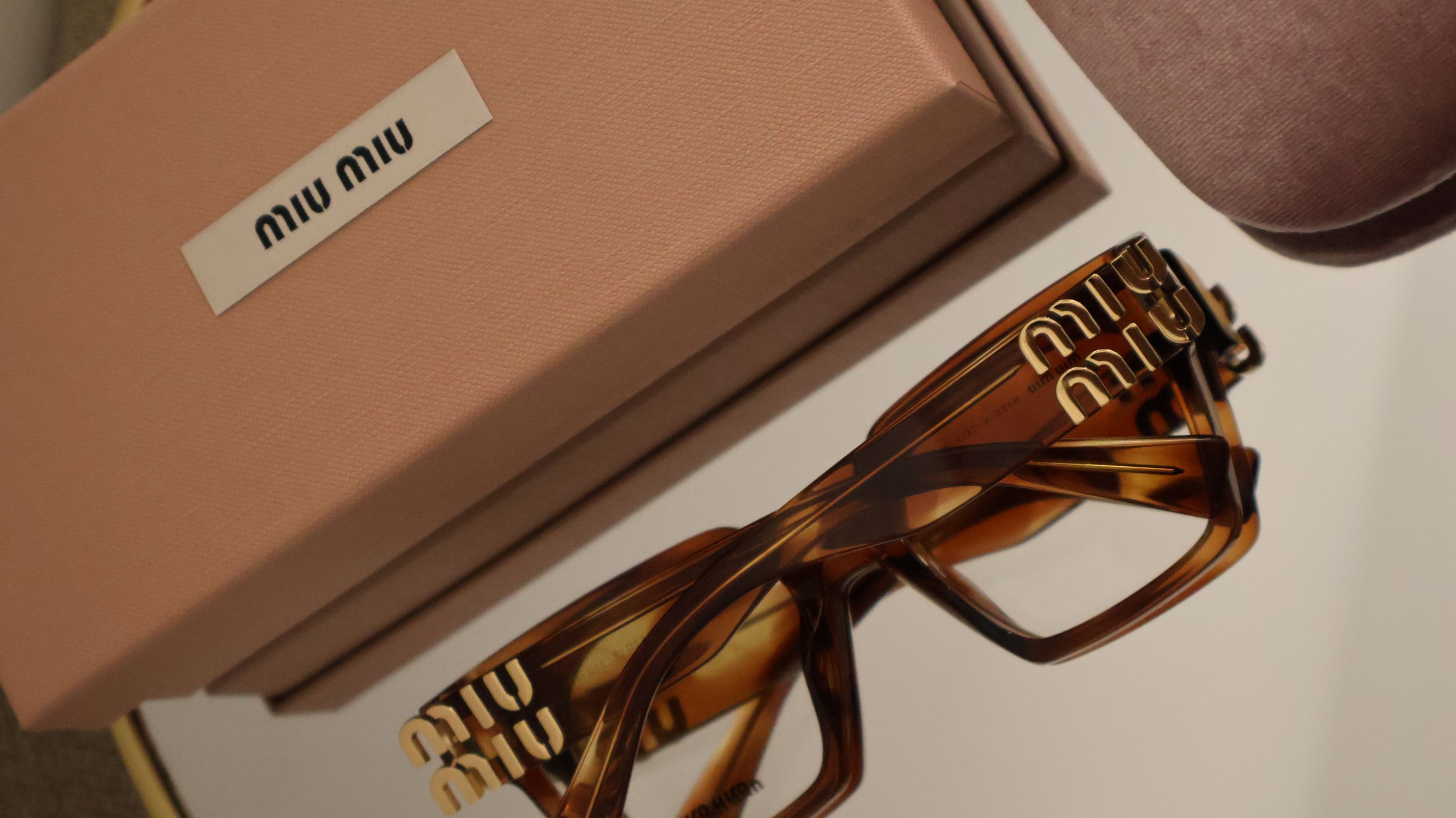 Monture féminine graphique sur présentoir