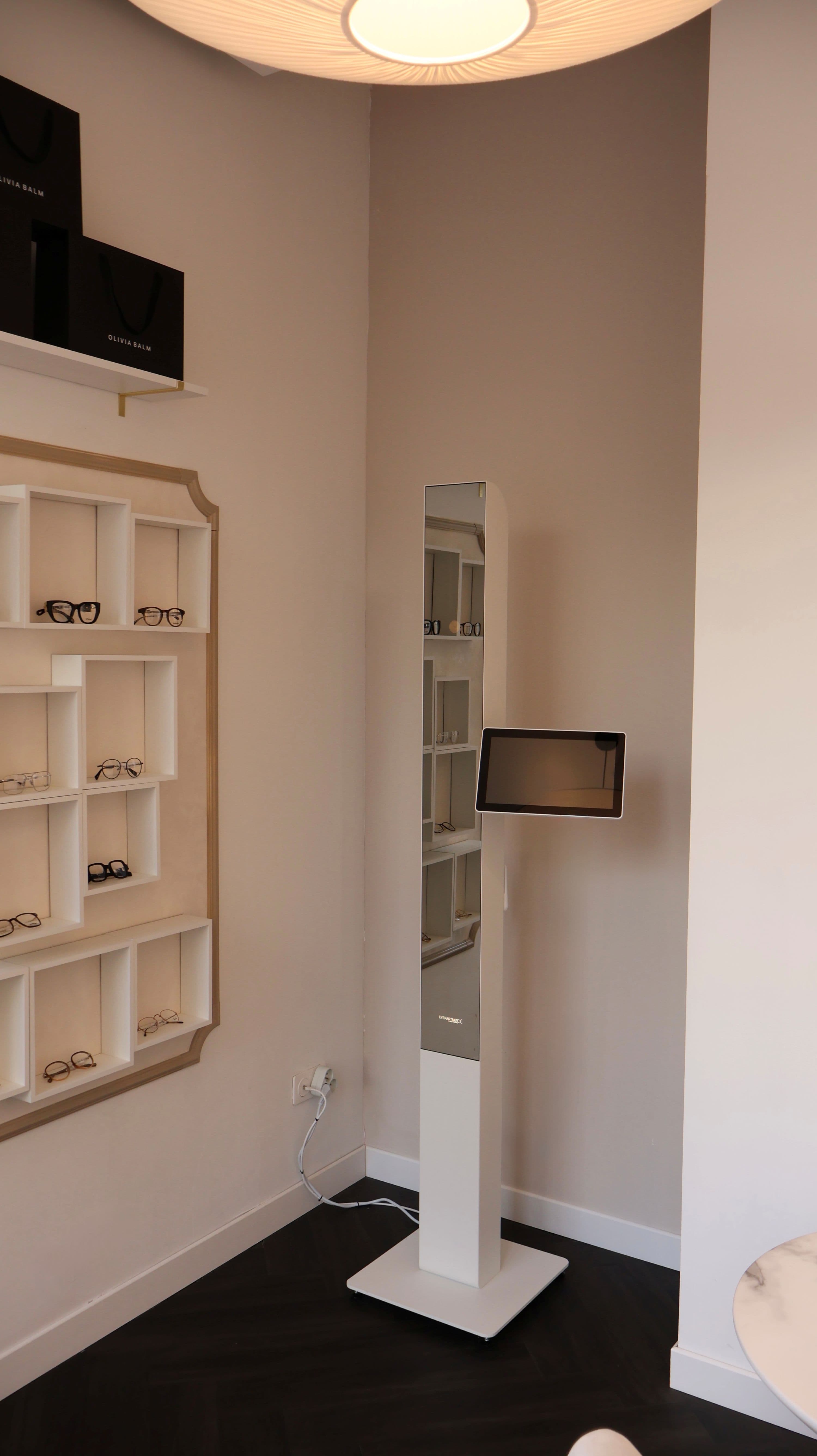 Espace de prise de mesure Essilor chez Olivia Balm à Lyon