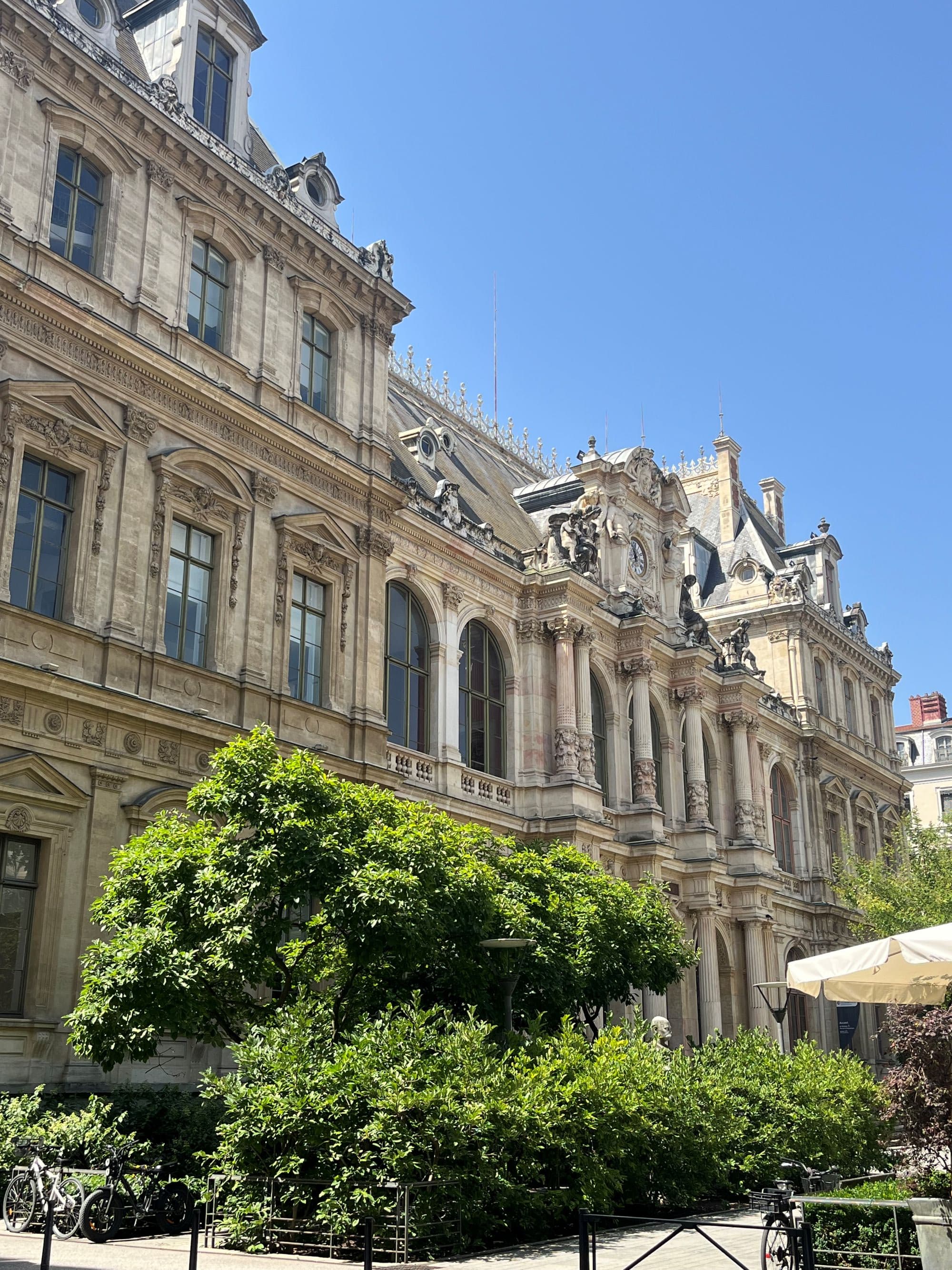 Rue de la Bourse à Lyon 2, à proximité de la boutique Olivia Balm